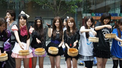 打ち水活動で節電を呼びかけるSCANDAL。