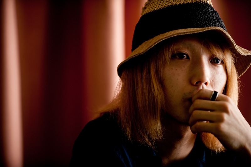 インタビューに応えるTHE NOVEMBERSの小林祐介（Vo, G）。