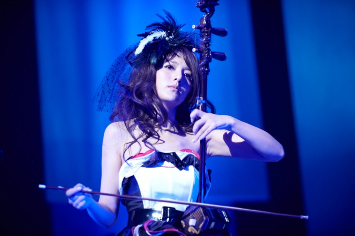 「JAPAN PREMIUM BEST & MORE LIVE 2011」にて、二胡の演奏を披露するalan。