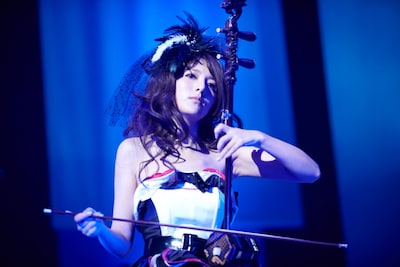 「JAPAN PREMIUM BEST & MORE LIVE 2011」にて、二胡の演奏を披露するalan。