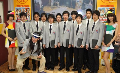 タワーレコード新宿店に登場した、慶應義塾ワグネル・ソサィエティー男声合唱団とバニラビーンズ、掟ポルシェ。