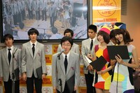 タワーレコード新宿店でのインストアライブの模様。