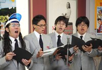 タワーレコード新宿店でのインストアライブの模様。