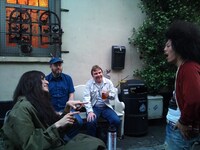 ロンドンのパブで談笑するマリーズのメンバー。