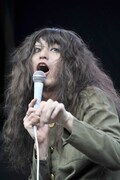先日行われた「FUJI ROCK FESTIVAL '11」での毛皮のマリーズのライブの様子。