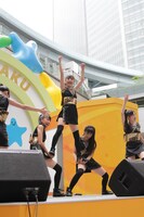 写真は本日行われたフリーライブの様子。リーダー百田夏菜子（写真中央）は平日昼間にもかかわらず駆けつけてくれたファンに「お前らも相変わらず好きだなー！」と愛情のこもった煽り文句を飛ばした。