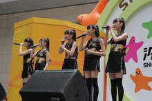 玉井詩織（写真右から2番目）は「お前らー！ 私たちがももいろクローバーZだー！ 何度も何度も言わせるなー！ 私たちがももいろクローバーZだー！ 私たちはいつ何時、誰の挑戦でも受ける！」と観衆を挑発。