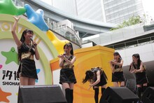 「どうぞどうぞ」芸、今日の上島竜兵ポジションは佐々木彩夏（写真左端）。