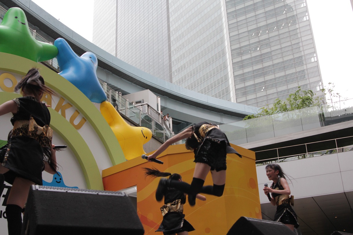 リーダー百田は本日も見事なえびぞりジャンプを決めた。