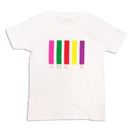 ももクロ×BEAMS Tコラボ第1弾は、メンバーカラーとイニシャルを使ったグラフィカルなTシャツ。ボディは白（写真）と黒の2種類が用意された。