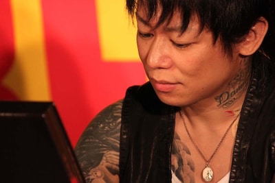 穏やかな表情を浮かべサインをする京。