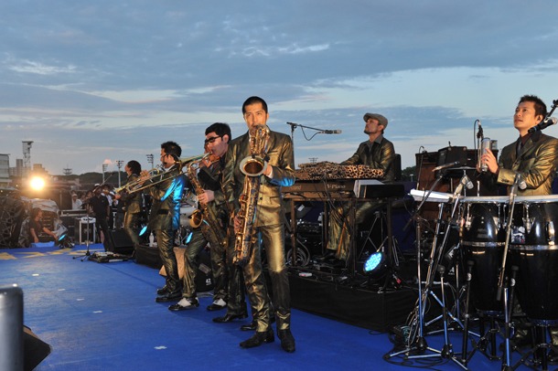 「TWINKLE LIVE」で演奏する東京スカパラダイスオーケストラ。