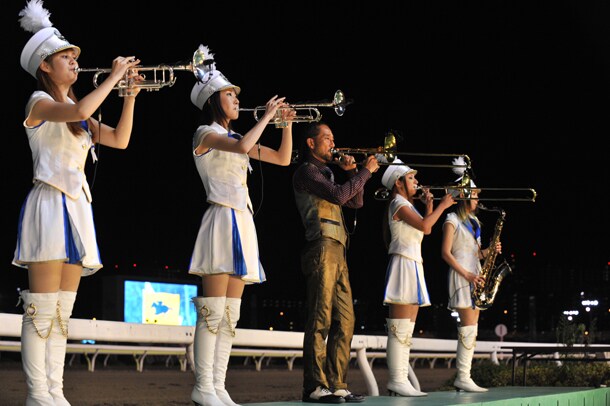 専属の女性ファンファーレ隊「東京トゥインクルファンファーレ」と共に演奏する北原雅彦（Tb）。