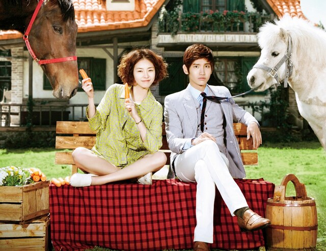 「パラダイス牧場」の主演を務めるイ・ヨニ（写真左）とチャンミン（右）。(C) S.M. ENTERTAINMENT & SAMHWA NETWORKS 2011 All Rights Reserved