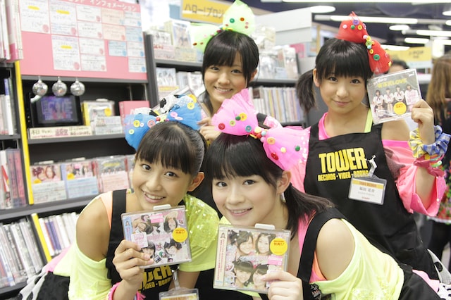 タワレコ渋谷店内「ハロー！プロジェクト」コーナーで記念撮影。