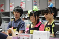 レジ業務に挑戦する小川紗季（写真中央）と和田彩花（右端）。