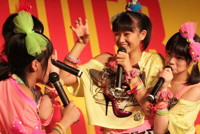 おじいちゃんコントを繰り広げるスマイレージ。