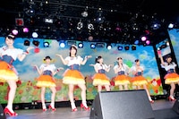 「へたっぴウィンク」を披露する渡り廊下走り隊7。