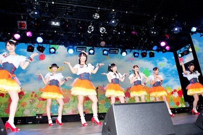 「へたっぴウィンク」を披露する渡り廊下走り隊7。