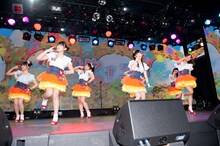 「へたっぴウィンク」を披露する渡り廊下走り隊7。