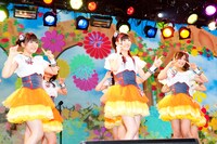 「へたっぴウィンク」を披露する渡り廊下走り隊7。