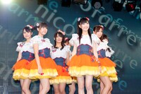 「へたっぴウィンク」を披露する渡り廊下走り隊7。