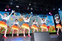 「へたっぴウィンク」を披露する渡り廊下走り隊7。