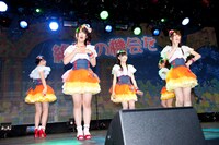 「へたっぴウィンク」を披露する渡り廊下走り隊7。