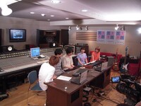 写真は「生ラマ」配信中のスタジオの様子。なごやかに談笑する出演者たち。