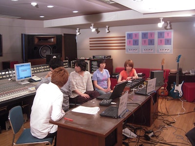 写真は「生ラマ」配信中のスタジオの様子。牛尾（写真左から2人目）が自身が使っているDAWソフトを「キューベース」と紹介したことから、コメント欄が「QB!」の弾幕で埋まることに。