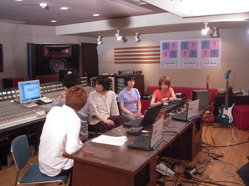 写真は「生ラマ」配信中のスタジオの様子。牛尾（写真左から2人目）が自身が使っているDAWソフトを「キューベース」と紹介したことから、コメント欄が「QB!」の弾幕で埋まることに。