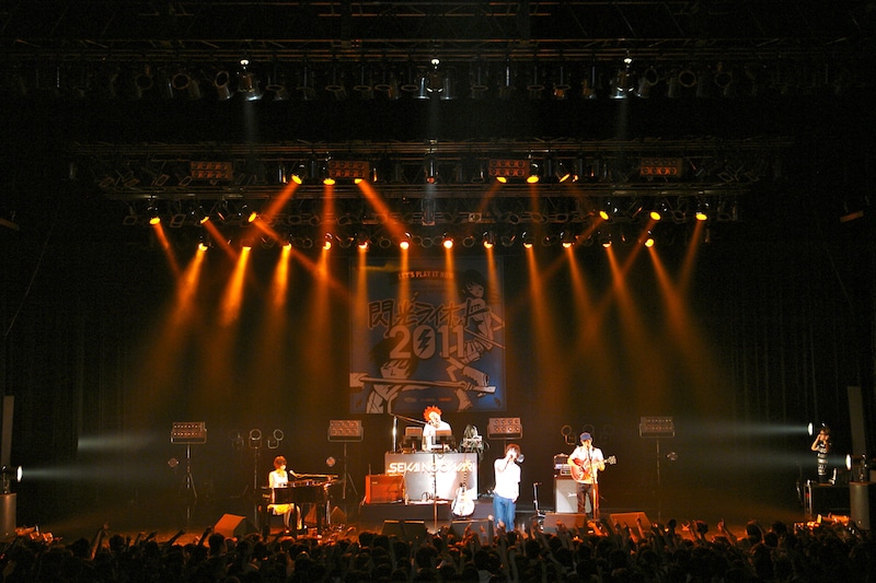 写真は8月3日に愛知・Zepp Nagoyaで行われた「閃光ライオット」西日本大会でのSEKAI NO OWARIによるライブの模様。