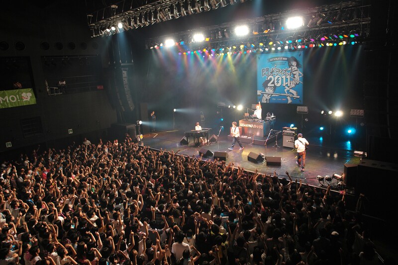 写真は8月3日に愛知・Zepp Nagoyaで行われた「閃光ライオット」西日本大会でのSEKAI NO OWARIによるライブの模様。