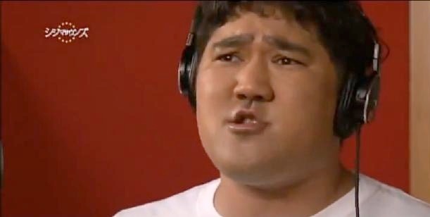 「ラムネ」を熱唱する諸見里大介。