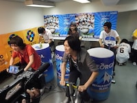 全力で自転車をこぐNICO Touches the Wallsの4人。