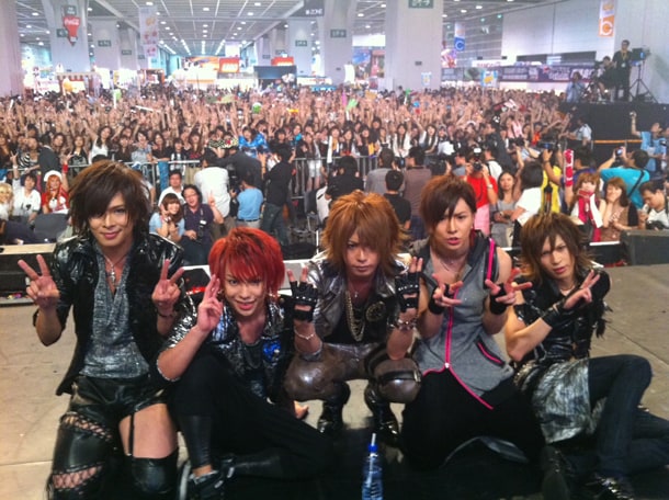 「13th ACGHK2011 HeartBeat青年音楽祭」にて、観客と記念撮影するViViD。