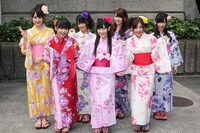 浴衣姿でフォトセッションに参加した渡り廊下走り隊7。