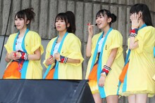 写真左から小森美果、平嶋夏海、多田愛佳、渡辺麻友。