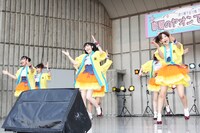 オリジナル法被を着て「へたっぴウィンク」を披露する渡り廊下走り隊7。