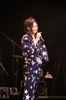 写真は「ピコ LIVE TOUR 2011 ～1PIKO～ “ピコの夏祭り”」の様子。星柄の浴衣姿を披露したピコ。