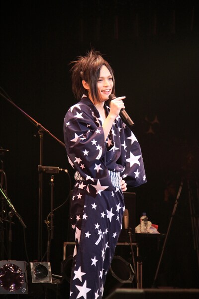写真は「ピコ LIVE TOUR 2011 ～1PIKO～ “ピコの夏祭り”」の様子。星柄の浴衣姿を披露したピコ。