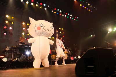 8月31日までの夏休み限定デジタルシングル「孤独の果て」は各PC/着うたサイトにて配信中（写真は「ピコ LIVE TOUR 2011 ～1PIKO～ “ピコの夏祭り”」の様子）。