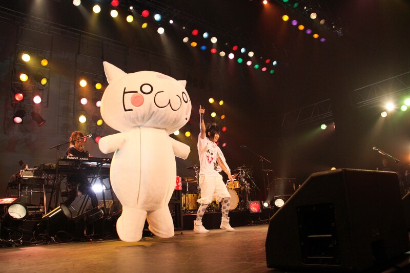 8月31日までの夏休み限定デジタルシングル「孤独の果て」は各PC/着うたサイトにて配信中（写真は「ピコ LIVE TOUR 2011 ～1PIKO～ “ピコの夏祭り”」の様子）。