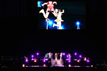 写真は8月6日の「神宮外苑花火大会」より。巨大スクリーンに浮かぶ百田夏菜子のえびぞりジャンプ。