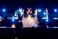 写真は8月6日の「神宮外苑花火大会」より。豪快にえびぞりジャンプを決めて観衆の湧かせた百田夏菜子（写真中央）。