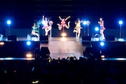 写真は8月6日の「神宮外苑花火大会」より。豪快にえびぞりジャンプを決めて観衆の湧かせた百田夏菜子(写真中央)。