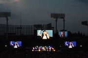 写真は8月6日の「神宮外苑花火大会」より。夕闇に浮かぶ玉井詩織と神宮球場の松村邦洋。