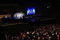 写真は8月6日の「神宮外苑花火大会」より。アンコールは佐々木彩夏のリードで観客と「見上げてごらん夜の星を」の大合唱。