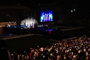 写真は8月6日の「神宮外苑花火大会」より。アンコールは佐々木彩夏のリードで観客と「見上げてごらん夜の星を」の大合唱。