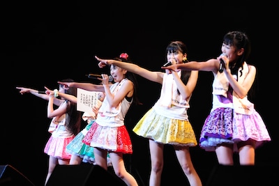 玉井詩織（写真手前から2番目）は「お前らー！ まっすぐ前だけを見て突き進むぞー！ 振り返るな！ 道は私たちが作るー！」と観客を煽った。